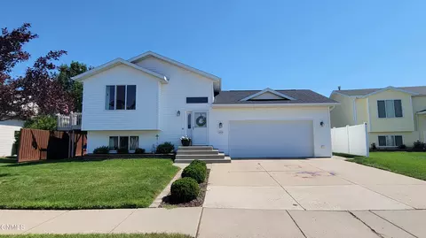 3004 Plainview Dr SE, Mandan, ND 58554