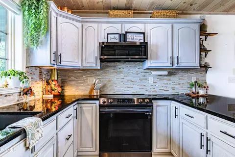 Kitchen - 2235 La Corte Loop, Bismarck, ND 58503 photo 6 of 10