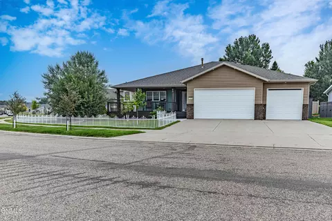 2235 La Corte Loop, Bismarck, ND 58503
