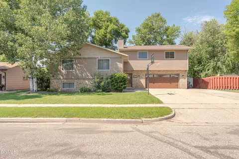 1210 Laramie Dr, Bismarck, ND 58504