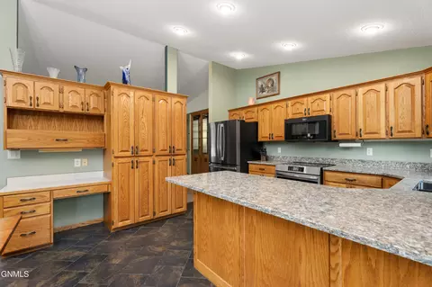 421 Stuttgart Dr, Bismarck, ND 58504 photo 9