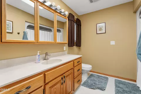 421 Stuttgart Dr, Bismarck, ND 58504 photo 17