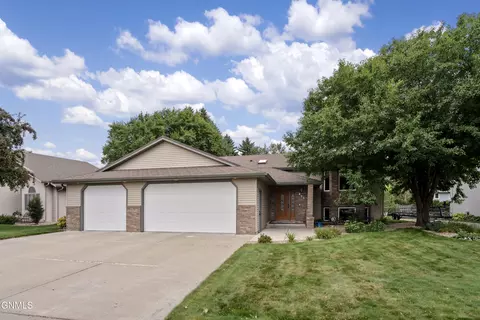 421 Stuttgart Dr, Bismarck, ND 58504