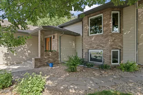 421 Stuttgart Dr, Bismarck, ND 58504 photo 2