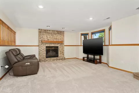 421 Stuttgart Dr, Bismarck, ND 58504 photo 18