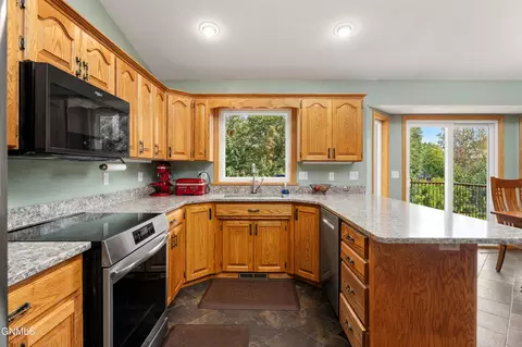 421 Stuttgart Dr, Bismarck, ND 58504 photo 5