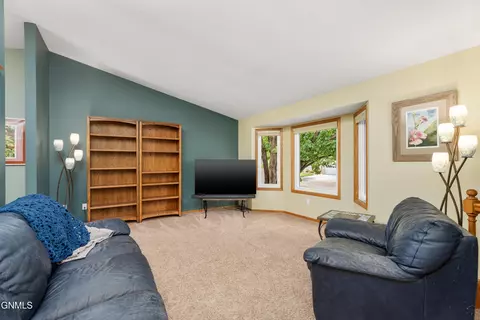 421 Stuttgart Dr, Bismarck, ND 58504 photo 3