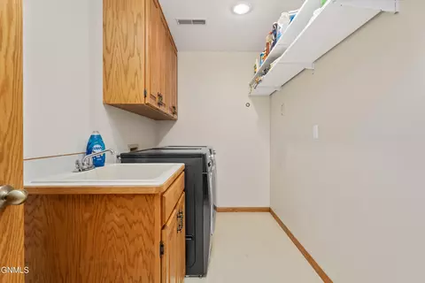 421 Stuttgart Dr, Bismarck, ND 58504 photo 23