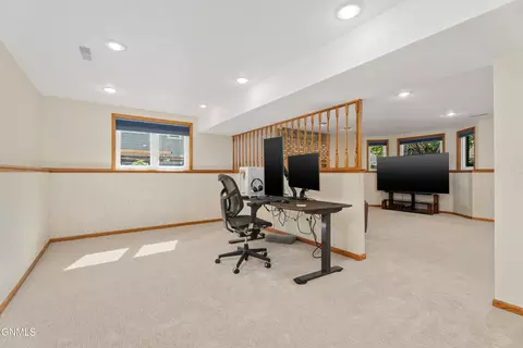 421 Stuttgart Dr, Bismarck, ND 58504 photo 21