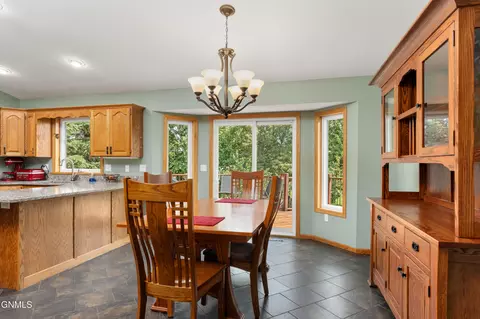 421 Stuttgart Dr, Bismarck, ND 58504 photo 8