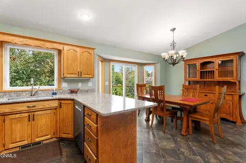 421 Stuttgart Dr, Bismarck, ND 58504 photo 6