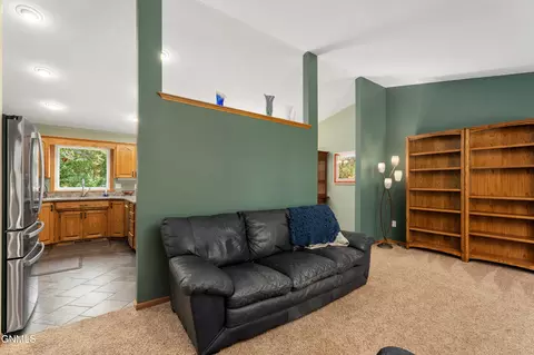 421 Stuttgart Dr, Bismarck, ND 58504 photo 4