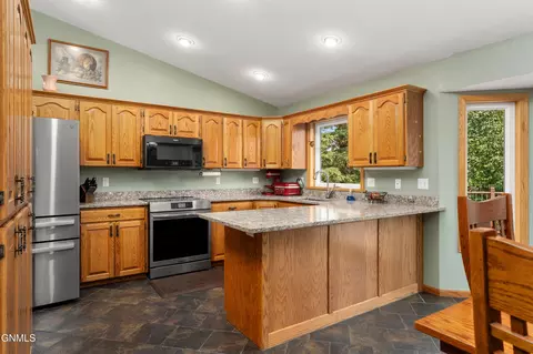 421 Stuttgart Dr, Bismarck, ND 58504 photo 7