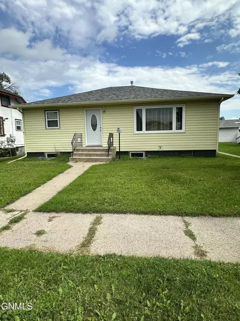 915 4th Ave SE, Jamestown, ND 58401