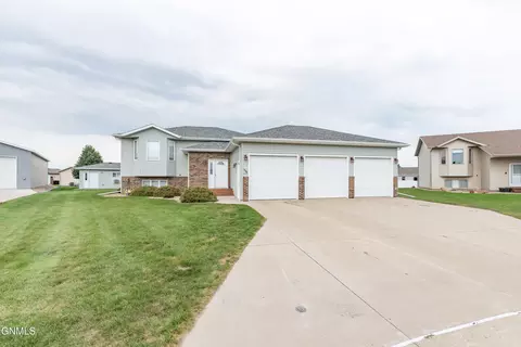 1109 Bouyer Pl, Lincoln, ND 58504