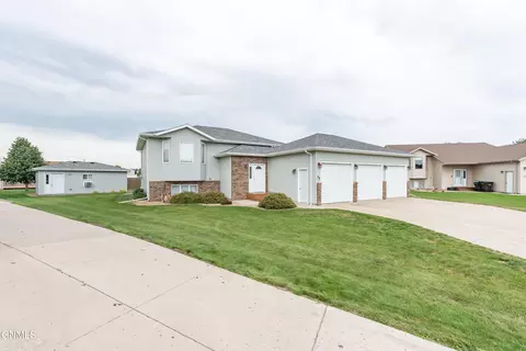 1109 Bouyer Pl, Lincoln, ND 58504