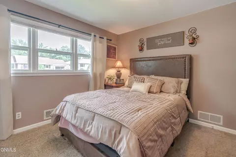 Bedroom - 107 E Owens Ave, Bismarck, ND 58501 photo 4 of 7