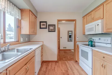 Kitchen - 107 E Owens Ave, Bismarck, ND 58501 photo 3 of 5