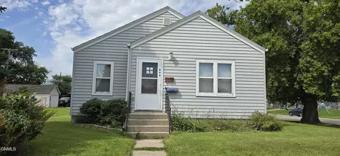 402 5th St NW, Jamestown, ND 58401