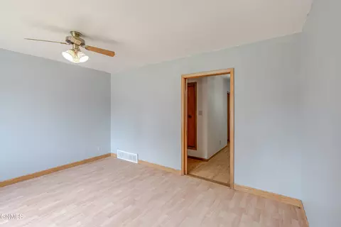 Living - 502 Ingals Ave, Bismarck, ND 58504 photo 4 of 9