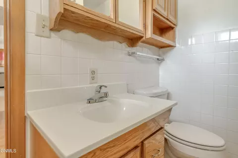 Bath - 502 Ingals Ave, Bismarck, ND 58504 photo 5 of 8