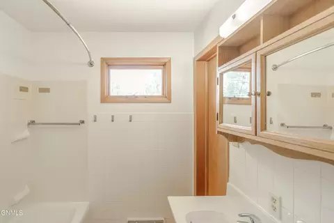 Bath - 502 Ingals Ave, Bismarck, ND 58504 photo 2 of 8