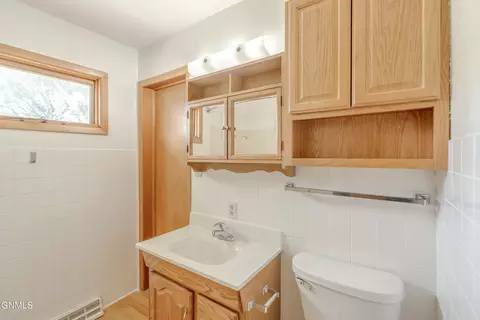 Bath - 502 Ingals Ave, Bismarck, ND 58504 photo 1 of 8
