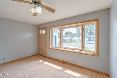 Living - 502 Ingals Ave, Bismarck, ND 58504 photo 2 of 9