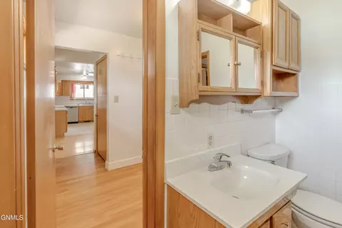 Bath - 502 Ingals Ave, Bismarck, ND 58504 photo 4 of 8