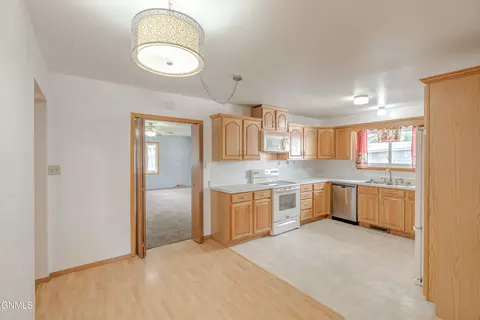 Kitchen - 502 Ingals Ave, Bismarck, ND 58504 photo 8 of 8
