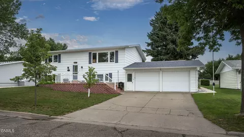 206 10th St NE, Beulah, ND 58523