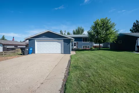 978 24th St W, Dickinson, ND 58601