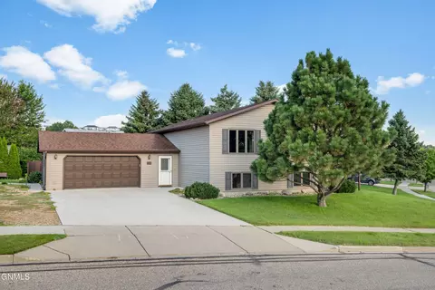 1740 Primrose Pl, Bismarck, ND 58501