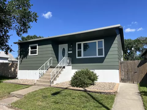 313 9th St S, Bismarck, ND 58504