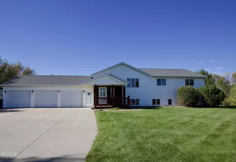 10710 Rose Dr, Bismarck, ND 58503