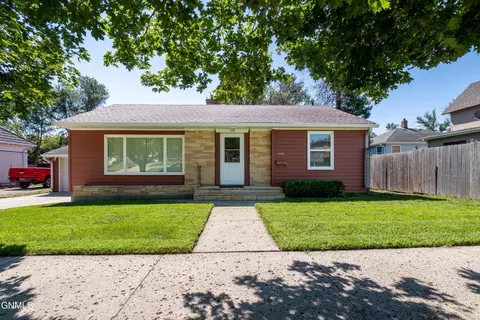 445 3rd St NW, Valley City, ND 58072