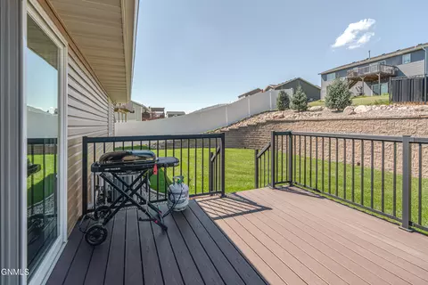 1006 Calvert Dr, Bismarck, ND 58503 photo 4