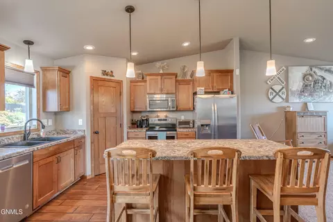 1006 Calvert Dr, Bismarck, ND 58503 photo 9