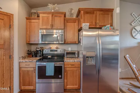 1006 Calvert Dr, Bismarck, ND 58503 photo 17