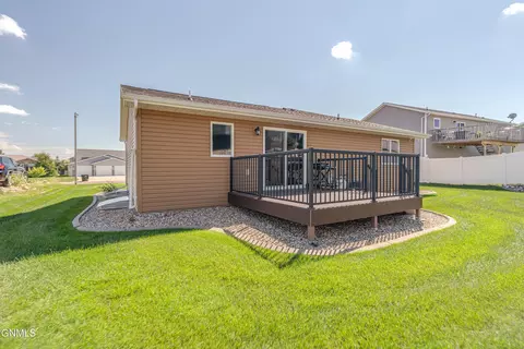 1006 Calvert Dr, Bismarck, ND 58503 photo 3