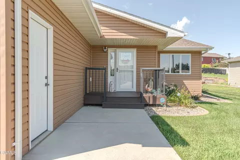 1006 Calvert Dr, Bismarck, ND 58503 photo 2