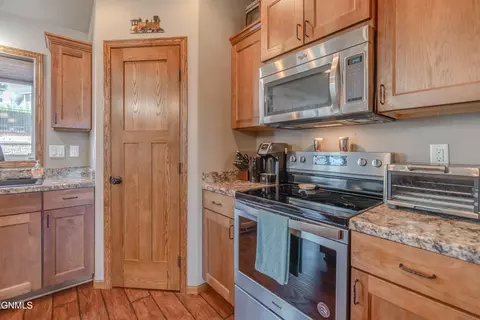 1006 Calvert Dr, Bismarck, ND 58503 photo 12