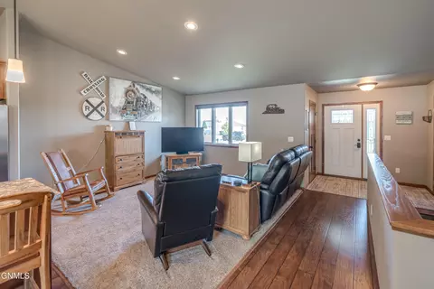 1006 Calvert Dr, Bismarck, ND 58503 photo 22