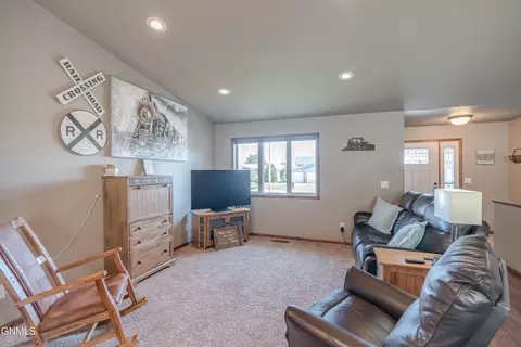 1006 Calvert Dr, Bismarck, ND 58503 photo 23
