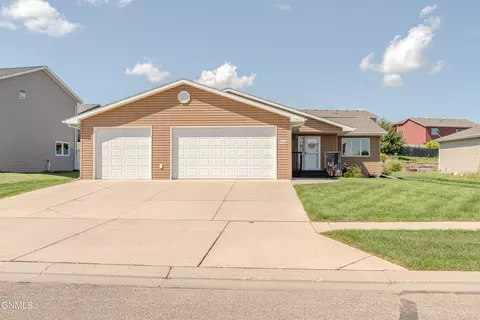 1006 Calvert Dr, Bismarck, ND 58503