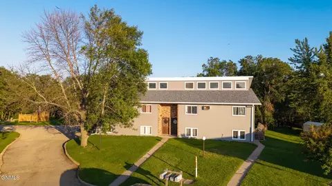 615 9th St NW, Valley City, ND 58072