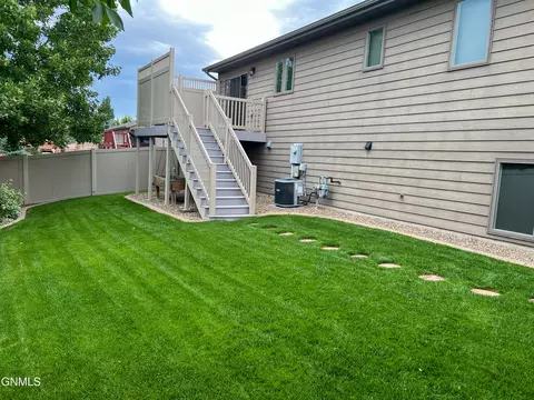 1178 7th St E, Dickinson, ND 58601 photo 3