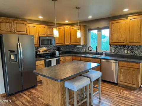 1178 7th St E, Dickinson, ND 58601 photo 5