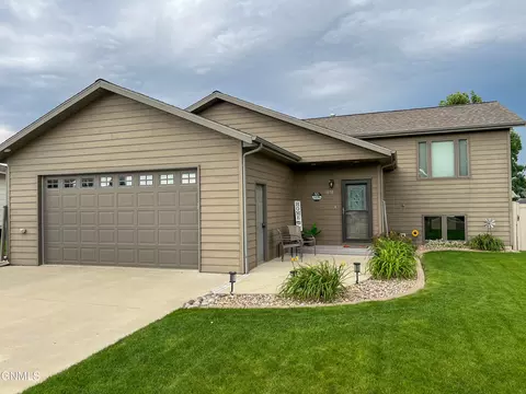 1178 7th St E, Dickinson, ND 58601