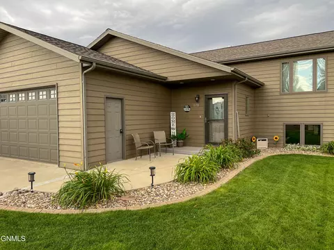 1178 7th St E, Dickinson, ND 58601 photo 32